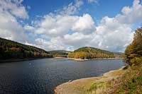 Appertalsperre bei Gummersbach, Blick Richtung Burg und Unnenberg in Herbstlandschaft mit Wolkenstimmung; Agger barrage near Gummersbach in atmospheric autumn landscape with clouds 