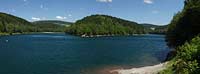 Aggertalsper, Blick von Sueden zur Halbinsel Burg Zinne zwischen dem Agger und Genkelarm und Unnenbergturm am Horizont bei klarem Wetter mit blauem Himmel, wenigen Wolken in Fruehsommerlandschaft; Agger dam view over the barrage in summer landscape and Unnenberg look out at the horizon, blue sky few clouds