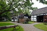 Bergisch Gladbach Bensberg, Bergisches Museum fuer Bergbau Handel und Gewerbe, Blick ueber Kopftsteinplaster Weg zum Backahus links mit Scheune rechts; Museum of mining and trading