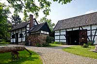 Bergisch Gladbach Bensberg, Bergisches Museum fuer Bergbau Handel und Gewerbe, Blick ueber Kopftsteinplaster Weg zum Backahus links mit Scheune rechts; Museum of mining and trading