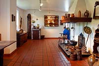 Bergisch Gladbach Bensberg, Bergisches Museum fuer Bergbau Handel und Gewerbe, Haupthaus Blick in die Kueche mit Kamin, Kruegen und Tellern; Museum of mining and trading