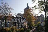 Bensberg, Bergisch Gladbach, Rheinisch-Bergischer Kreis, Blick vom Hotel Malerwinkel, Stammhaus, auf Fachwerkhaus und Burg Bensberg, Bergfried 