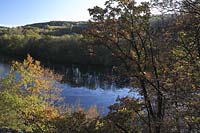 Biebersteiner Stausee, Reichshof, Oberbergischen Kreis, Bergisches Land, Bruechermuehle, Brchermhle, Regierungsbezirk Kln, Blick auf Stausee und Landschaft in Herbststimmung