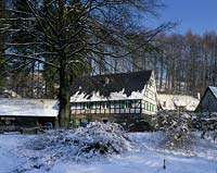 Burscheid, Rheinisch-Bergischer Kreis, Blick auf Lambertsmhle, Lambertsmuehle in Schneelandschaft