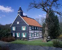 Vogelsangbachtal, Heiligenhaus, Kreis Mettmann, Blick auf Gebaeude, Gebude Abtskueche, Abtskche im Herbst