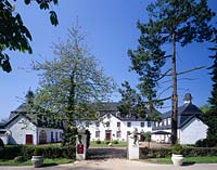 Lohmar, Rhein-Sieg-Kreis, Blick auf Schloss, Hotel Auel im Frhling, Fruehling