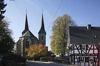 Marialinden, Overath, Rheinisch-Bergischer Kreis, Blick auf  Wallfahrtskirche St. Mari Heimsuchung und Fachwerkhaus im Herbst