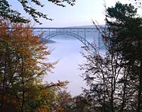 Mngsten, Muengsten, Solingen, Regierungsbezirk Dsseldorf, Blick auf Muengstener, Mngstener Brcke, Bruecke, mit Nebel in Herbstlandschaft