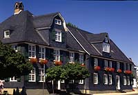 Wermelskirchen, Rheinisch-Bergischer Kreis, Blick auf Bergische Schieferhuser, Schieferhaeuser im Sommer      