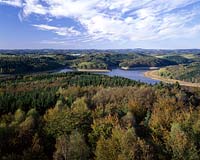 Wiehltalsperre, Reichshof, Gummersbach, Oberbergischer Kreis, Bergisches Land, Blick auf Talsperre und Landschaft vom Aussichtsturm 