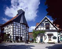 Duessel, Dssel, Wlfrath, Wuelfrath, Kreis Mettmann, Regierungsbezirk Dsseldorf, Duesseldorf, Blick auf altes Schulhaus in Dorfstrasse 