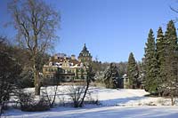 Bergisch Gladbach Schloss Lerbach hier in verschneiter Winterlandschaft wurde im Mai 1384 erstmals urkundlich erwhnt, als es in den Besitz von Ritter Johann von Hoenen berging. Im Jahr 1900 wurde die urspruengliche Wasserburg abgerissen. Auf dem Grundstck lie Richard Zanders fr sich und seine Frau Anna von Siemens von Ludwig Bopp nach Plnen von Gabriel von Seidl ein Schloss im englischen Landhausstil erbauen. Seitdem war Schloss Lerbach Familiensitz der Familien Siemens und Zanders. Zwischen 1961 und 1987 war das Schloss unter dem Namen Europische Akademie Lerbach der Sitz des Gustav-Stresemann-Instituts. Seit 1988 diente es unter anderem als Kulisse fr die deutsche Fernsehserie Forstinspektor Buchholz. Seit 1992 wird das Schloss nach aufwndigen Sanierungsarbeiten als Hotel genutzt. Das dort beheimatete Gourmet-Restaurant Dieter Mller unter der Leitung des Spitzenkochs Nils Henkel zhlt zu den hchstausgezeichneten Restaurants Deutschlands. Es wird betrieben von Althoff Hotels & Residences. Lerbach castle here in snow-vovered landscape in one of the most famous first class restaurents and hotels of Germany