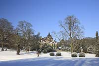 Bergisch Gladbach Schloss Lerbach hier in verschneiter Winterlandschaft wurde im Mai 1384 erstmals urkundlich erwhnt, als es in den Besitz von Ritter Johann von Hoenen berging. Im Jahr 1900 wurde die urspruengliche Wasserburg abgerissen. Auf dem Grundstck lie Richard Zanders fr sich und seine Frau Anna von Siemens von Ludwig Bopp nach Plnen von Gabriel von Seidl ein Schloss im englischen Landhausstil erbauen. Seitdem war Schloss Lerbach Familiensitz der Familien Siemens und Zanders. Zwischen 1961 und 1987 war das Schloss unter dem Namen Europische Akademie Lerbach der Sitz des Gustav-Stresemann-Instituts. Seit 1988 diente es unter anderem als Kulisse fr die deutsche Fernsehserie Forstinspektor Buchholz. Seit 1992 wird das Schloss nach aufwndigen Sanierungsarbeiten als Hotel genutzt. Das dort beheimatete Gourmet-Restaurant Dieter Mller unter der Leitung des Spitzenkochs Nils Henkel zhlt zu den hchstausgezeichneten Restaurants Deutschlands. Es wird betrieben von Althoff Hotels & Residences. Lerbach castle here in snow-vovered landscape in one of the most famous first class restaurents and hotels of Germany