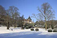 Bergisch Gladbach Schloss Lerbach hier in verschneiter Winterlandschaft wurde im Mai 1384 erstmals urkundlich erwhnt, als es in den Besitz von Ritter Johann von Hoenen berging. Im Jahr 1900 wurde die urspruengliche Wasserburg abgerissen. Auf dem Grundstck lie Richard Zanders fr sich und seine Frau Anna von Siemens von Ludwig Bopp nach Plnen von Gabriel von Seidl ein Schloss im englischen Landhausstil erbauen. Seitdem war Schloss Lerbach Familiensitz der Familien Siemens und Zanders. Zwischen 1961 und 1987 war das Schloss unter dem Namen Europische Akademie Lerbach der Sitz des Gustav-Stresemann-Instituts. Seit 1988 diente es unter anderem als Kulisse fr die deutsche Fernsehserie Forstinspektor Buchholz. Seit 1992 wird das Schloss nach aufwndigen Sanierungsarbeiten als Hotel genutzt. Das dort beheimatete Gourmet-Restaurant Dieter Mller unter der Leitung des Spitzenkochs Nils Henkel zhlt zu den hchstausgezeichneten Restaurants Deutschlands. Es wird betrieben von Althoff Hotels & Residences. Lerbach castle here in snow-vovered landscape in one of the most famous first class restaurents and hotels of Germany