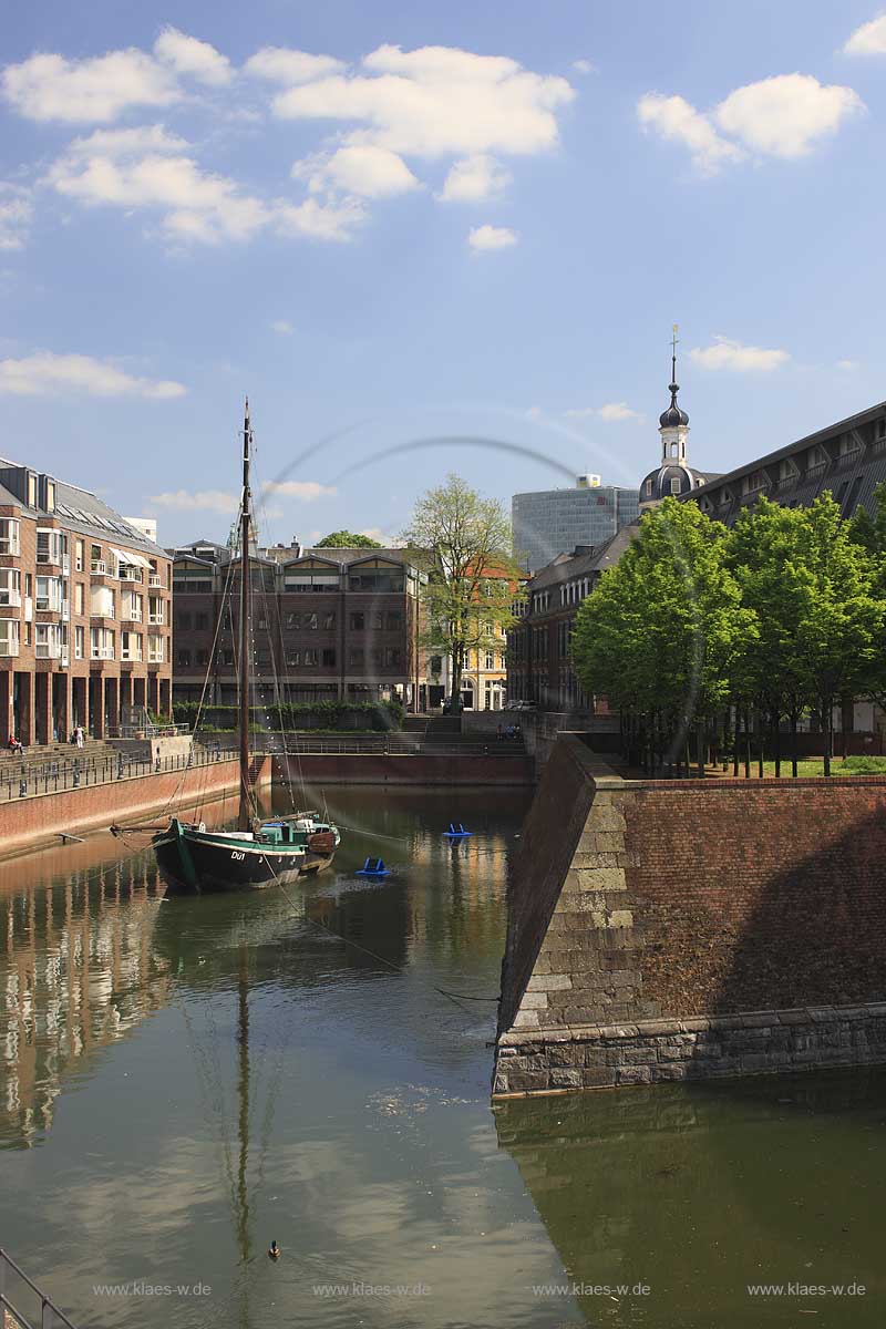 Dsseldorf, Duesseldorf, Niederrhein, Bergischen Land, Blick auf Aalschocker D1, Due1, im Wasserbecken in Sommerstimmung