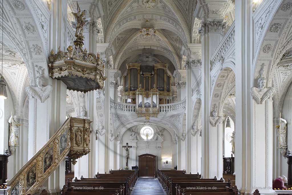 Dsseldorf, Duesseldorf, Niederrhein, Bergisches Land, Blick in Andreas Kirche mit Sicht auf Kanzel, Orgel, Orgelpfeifen und Holzbnke, Holzbaenke