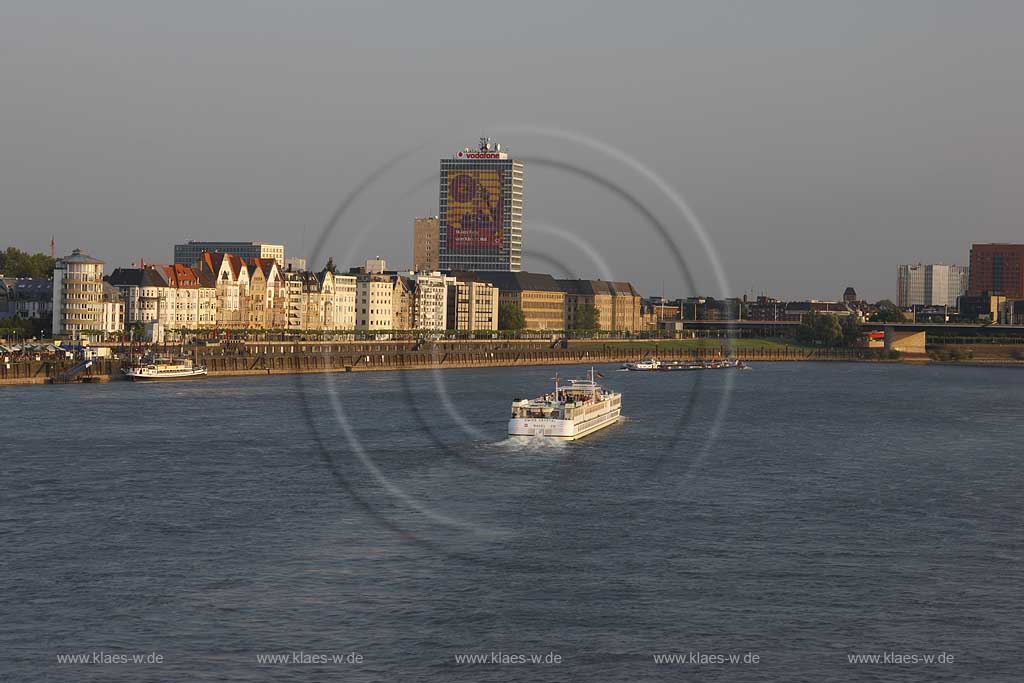 Hafen, Dsseldorf, Duesseldorf, Blick ber, ueber Rhein mit Schiff auf Schlossufer mit Vodafone Hochhaus