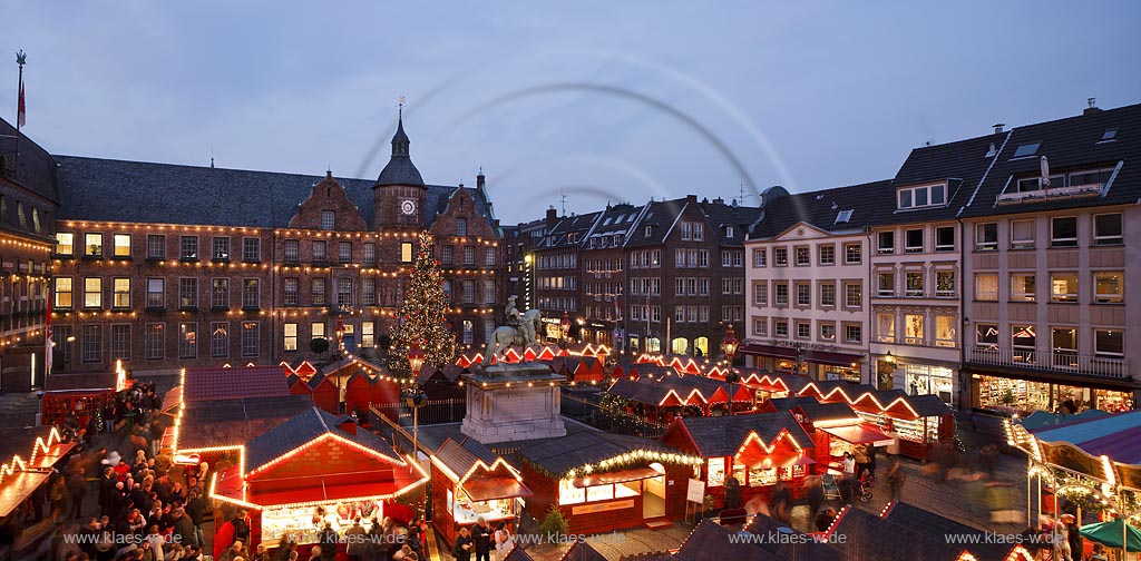 Duesseldorf Altstadt Markt Panorama Blick ueber den Weihnachtsmarkt mit Jan Wellem Reiterstandbild, dem Johann Wilhelm von der Pfalz Denkmal und einem geschmueckten Weihnachtsbaum zum Rathaus waehrende der blauen Stunde illuminiert; Christmas market with Chrismas tree Jan Wellem memorial and guildhall during blue hourer illuminated