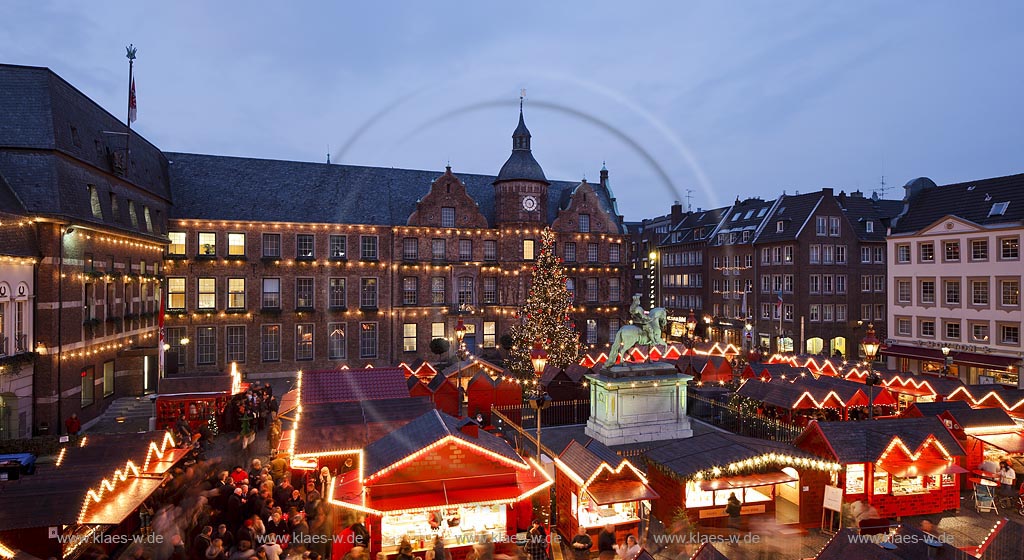 Duesseldorf Altstadt Markt Panorama Blick ueber den Weihnachtsmarkt mit Jan Wellem Reiterstandbild, dem Johann Wilhelm von der Pfalz Denkmal und einem geschmueckten Weihnachtsbaum zum Rathaus waehrende der blauen Stunde illuminiert; Christmas market with Chrismas tree Jan Wellem memorial and guildhall during blue hourer illuminated