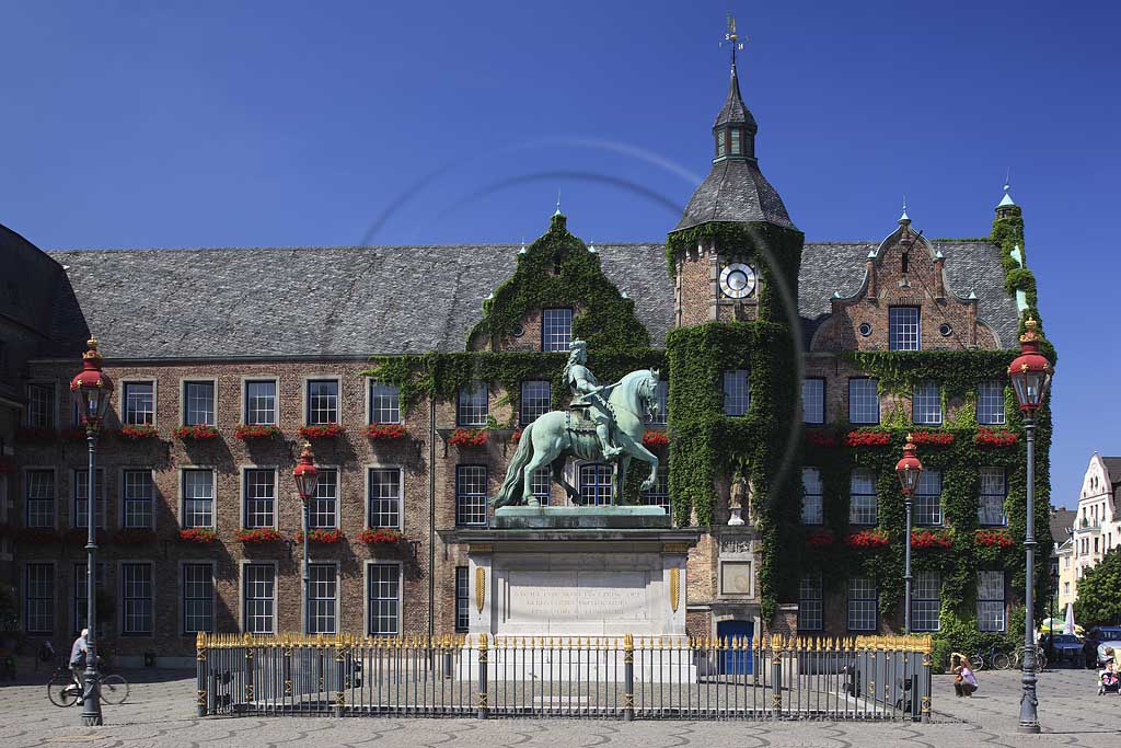 Blick auf den Marktplatz in Dsseldorf, Duesseldorf in der Altstadt mit Sicht auf das Rathaus und dem Jan Wellem Denkmal in Sommerstimmung