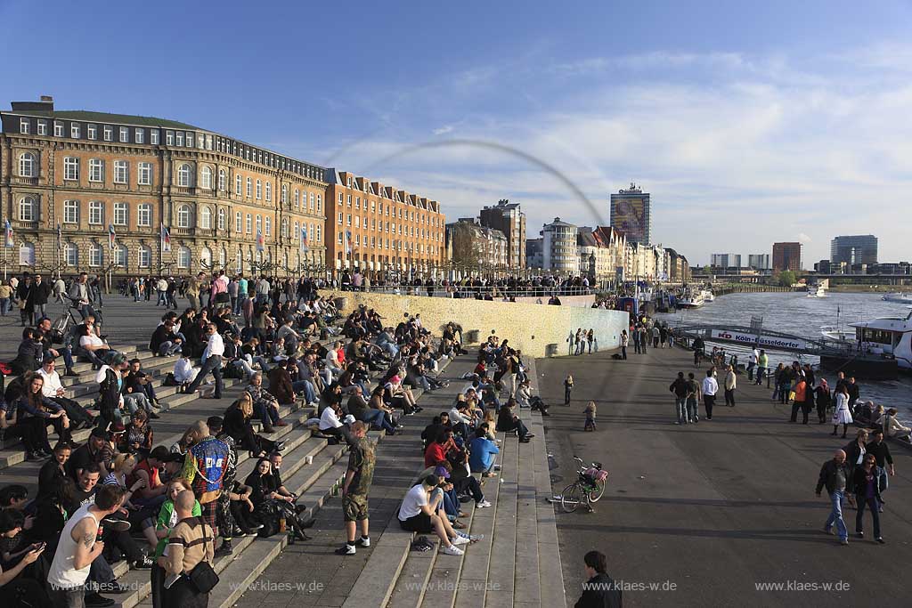 Altstadt, Dsseldorf, Duesseldorf, Niederrhein, Bergisches Land, Blick auf Rheinuferpromenade mit Rheintreppe und Menschen in Sommerstimmung