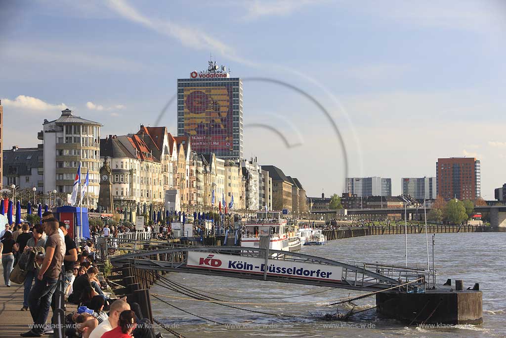 Altstadt, Dsseldorf, Duesseldorf, Niederrhein, Bergisches Land, Blick auf Rheinuferpromenade mit Sicht zum Vodafone Gebude, Gebaeude und Menschen