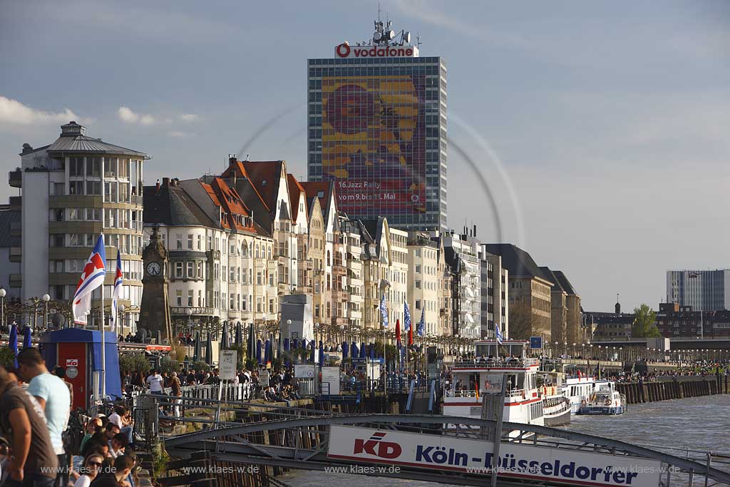 Altstadt, Dsseldorf, Duesseldorf, Niederrhein, Bergisches Land, Blick auf Rheinuferpromenade mit Sicht zum Vodafone Gebude, Gebaeude und Menschen