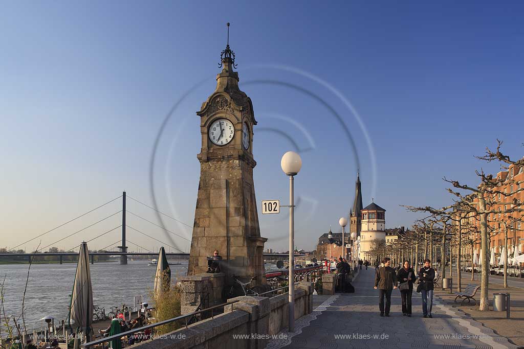 Altstadt, Dsseldorf, Duesseldorf, Niederrhein, Bergisches Land, Blick auf Rheinuferpromenade mit Pegeluhr, St. Lambertus Schlossturm und Menschen