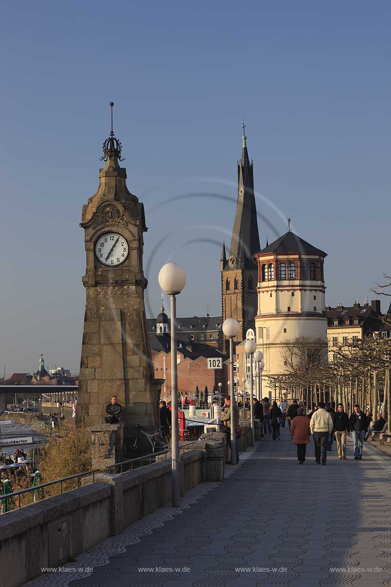 Altstadt, Dsseldorf, Duesseldorf, Niederrhein, Bergisches Land, Blick auf Rheinuferpromenade mit Pegeluhr, St. Lambertus Schlossturm und Menschen