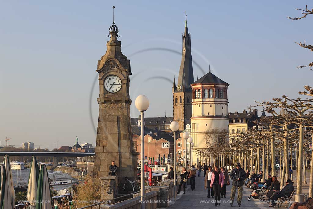 Altstadt, Dsseldorf, Duesseldorf, Niederrhein, Bergisches Land, Blick auf Rheinuferpromenade mit Pegeluhr, St. Lambertus Schlossturm und Menschen