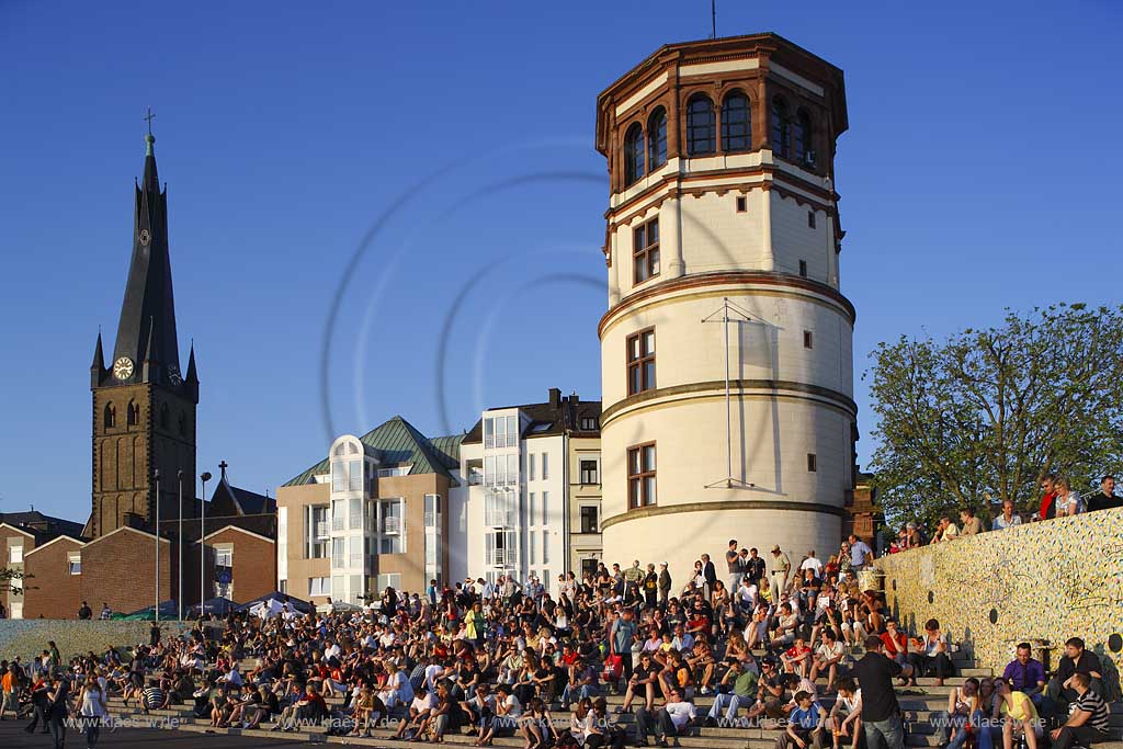 Altstadt, Dsseldorf, Duesseldorf, Niederrhein, Bergisches Land, Burgplatz, Rheinpromenade mit Rheintreppe und dem Kirchtum der Sankt Lambertus Basilika und dem alten Schlossturm, Menschen warten auf Sonnenuntergang