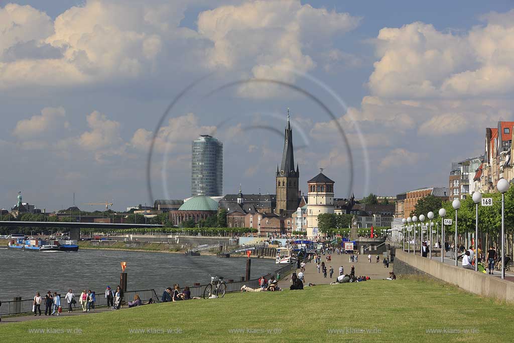 Blick aus suedlicher Richtung auf Rheinpromenade in Dsseldorf, Duesseldorf in Sommerstimmung mit Sicht auf Touristen, Besuchern