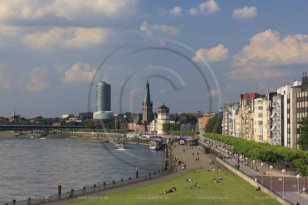 Blick aus suedlicher Richtung auf Rheinpromenade in Dsseldorf, Duesseldorf in Sommerstimmung mit Sicht auf Victoria Turm; Sankt Lambertus Kirchturm, Schlossturm mit Touristen, Besuchern