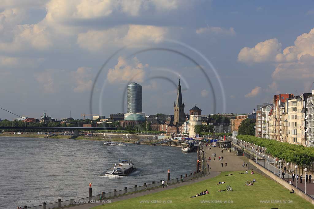 Blick aus suedlicher Richtung auf Rheinpromenade in Dsseldorf, Duesseldorf in Sommerstimmung mit Sicht auf Victoria Turm; Sankt Lambertus Kirchturm, Schlossturm mit Touristen, Besuchern