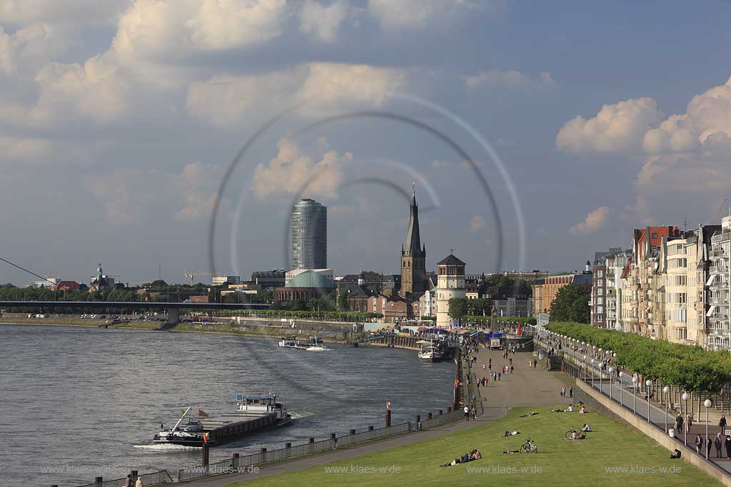 Blick aus suedlicher Richtung auf Rheinpromenade in Dsseldorf, Duesseldorf in Sommerstimmung mit Sicht auf Victoria Turm; Sankt Lambertus Kirchturm, Schlossturm mit Touristen, Besuchern