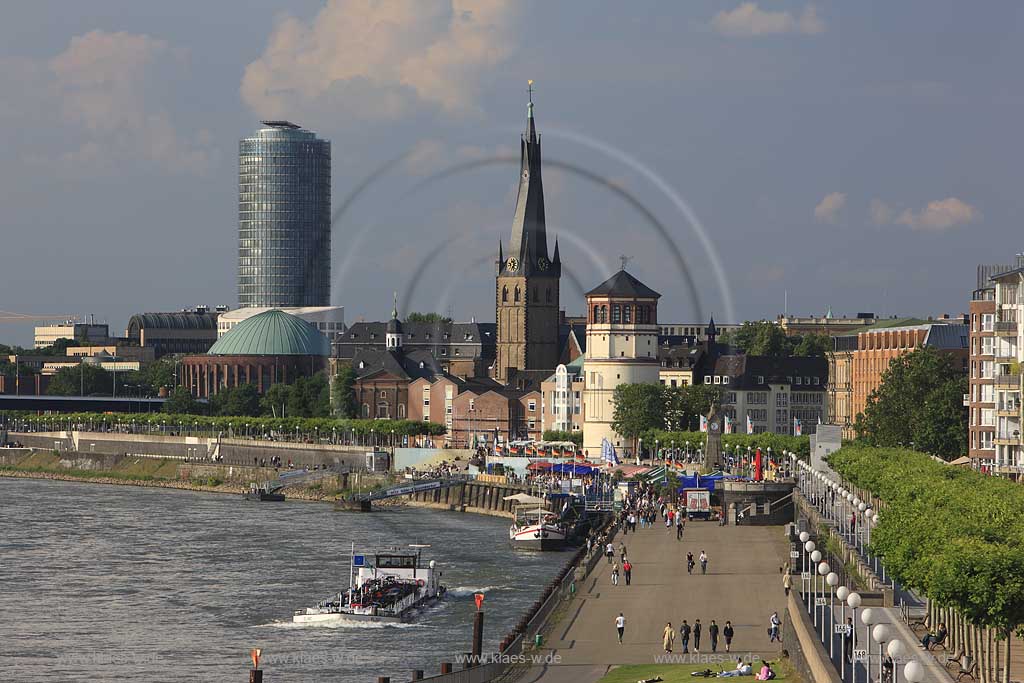 Blick aus suedlicher Richtung auf Rheinpromenade in Dsseldorf, Duesseldorf in Sommerstimmung mit Sicht auf Victoria Turm; Sankt Lambertus Kirchturm, Schlossturm mit Touristen, Besuchern