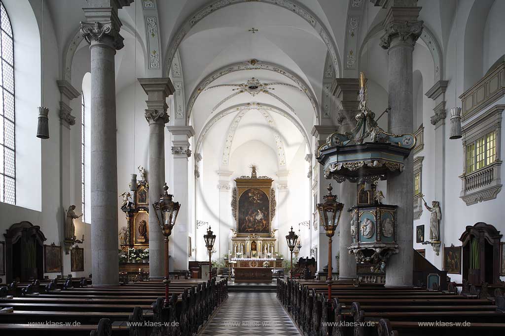 Dsseldorf, Duesseldorf, Niederrhein, Bergisches Land, Altstadt, Blick in Sankt Maximilian Kirche auf Kanzel, Altar und Holzbaenke, Holzbnke