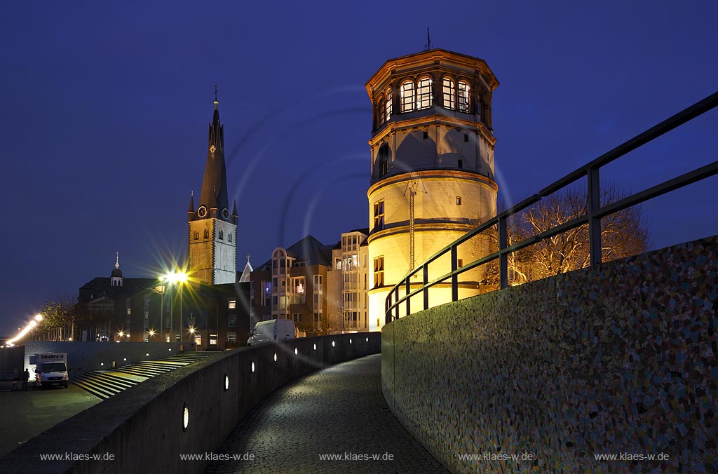 Duesseldorf Altstadt Schlossufer mit Schlossturm und Lambertus Kirche am Burgplatz waehrend der fortgeschrittenen blauen Stunde illuminiert; Old town castletower and st. Lambertus church in evening time during late blue hourer illuminated