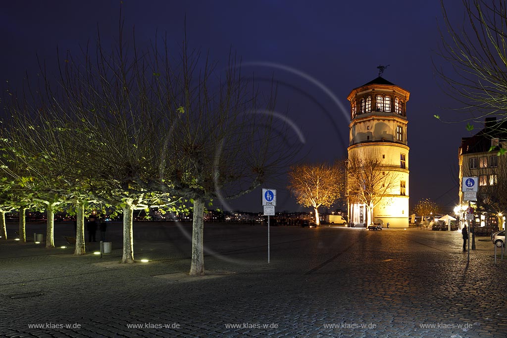 Duesseldorf Altstadt Burgplatz mit Schlossturm und Platanen waehrend der fortgeschrittenen blauen Stunde illuminiert; Old town castletower sycamore trees at evening time during late blue hourer illuminated