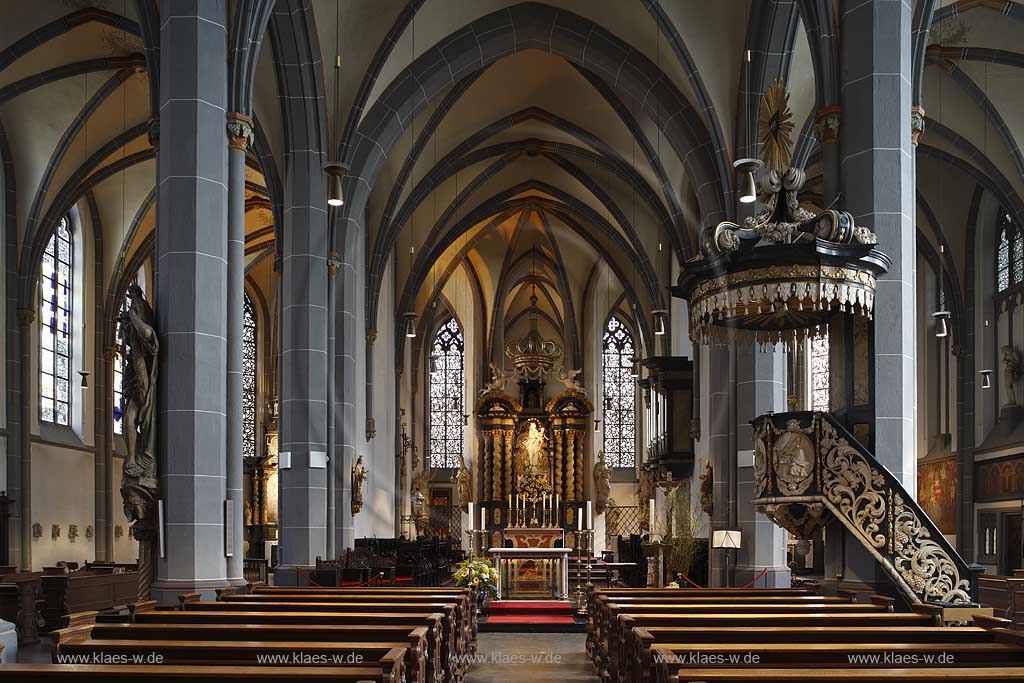 Altstadt, Dsseldorf, Duesseldorf, Niederrhein, Bergisches Land, Blick in Kath. St. Lambertus Kirche auf Kanzel, Altar und Holzbaenke, Holzbnke 