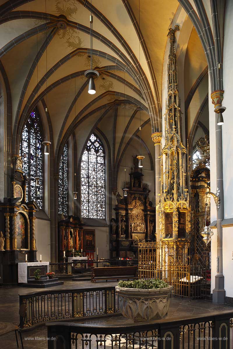 Altstadt, Dsseldorf, Duesseldorf, Niederrhein, Bergisches Land, Blick in Kath. St. Lambertus Kirche auf Fenster und Altar