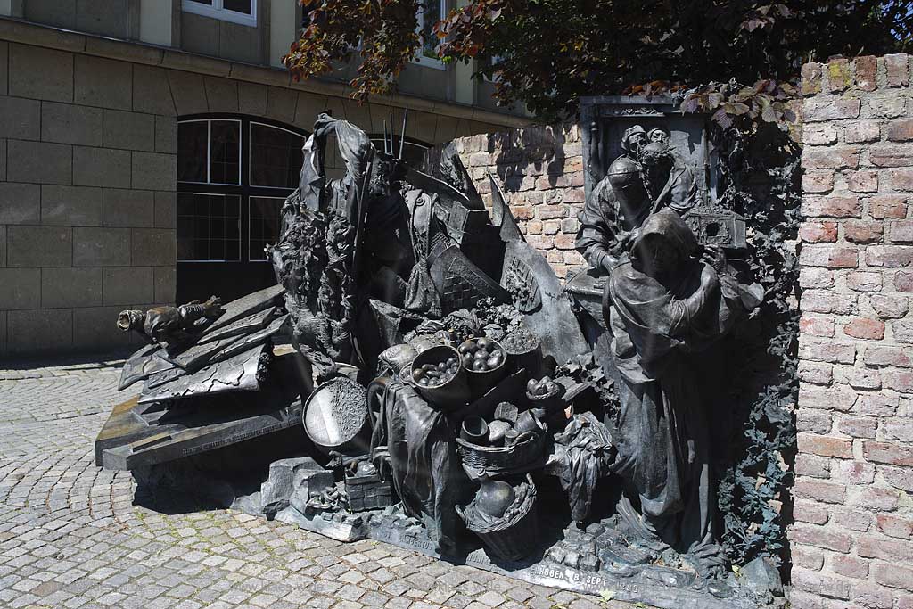 Burgplatz, Dsseldorf, Duesseldorf, Niederrhein, Bergisches Land, Blick auf Stadterhebungsmonument von Bert Gerresheim