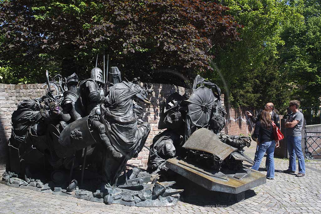 Burgplatz, Dsseldorf, Duesseldorf, Niederrhein, Bergisches Land, Blick auf Stadterhebungsmonument von Bert Gerresheim mit Menschen