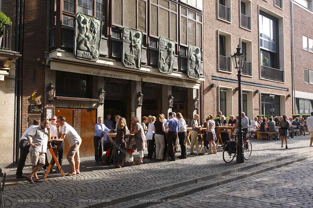 Blick auf Brauerei, Kneipe, Gasthaus Uerige in Dsseldorf, Duesseldorf-Altstadt mit Sicht auf Besucher, Gaeste und Koebesse vor dem Lokal an Stehtischen beim Verzehr von Altbier