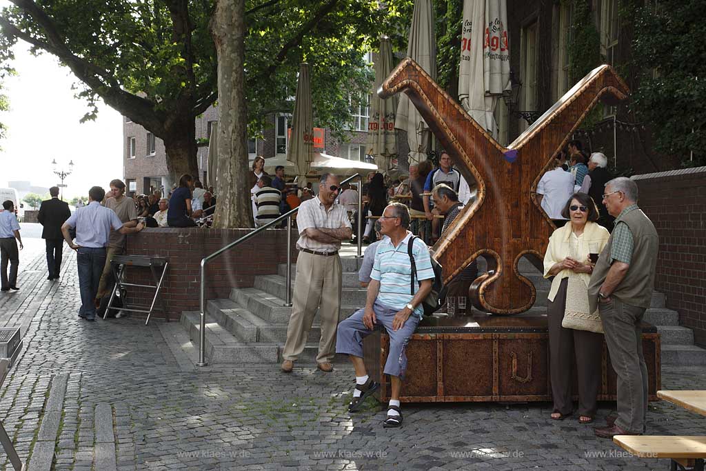 Blick auf Brauerei, Kneipe, Gasthaus Uerige in Dsseldorf, Duesseldorf-Altstadt mit Sicht auf Besucher, Gaeste auf der Strasse vor Radschlaeger Holzfigur beim Verzehr von Altbier