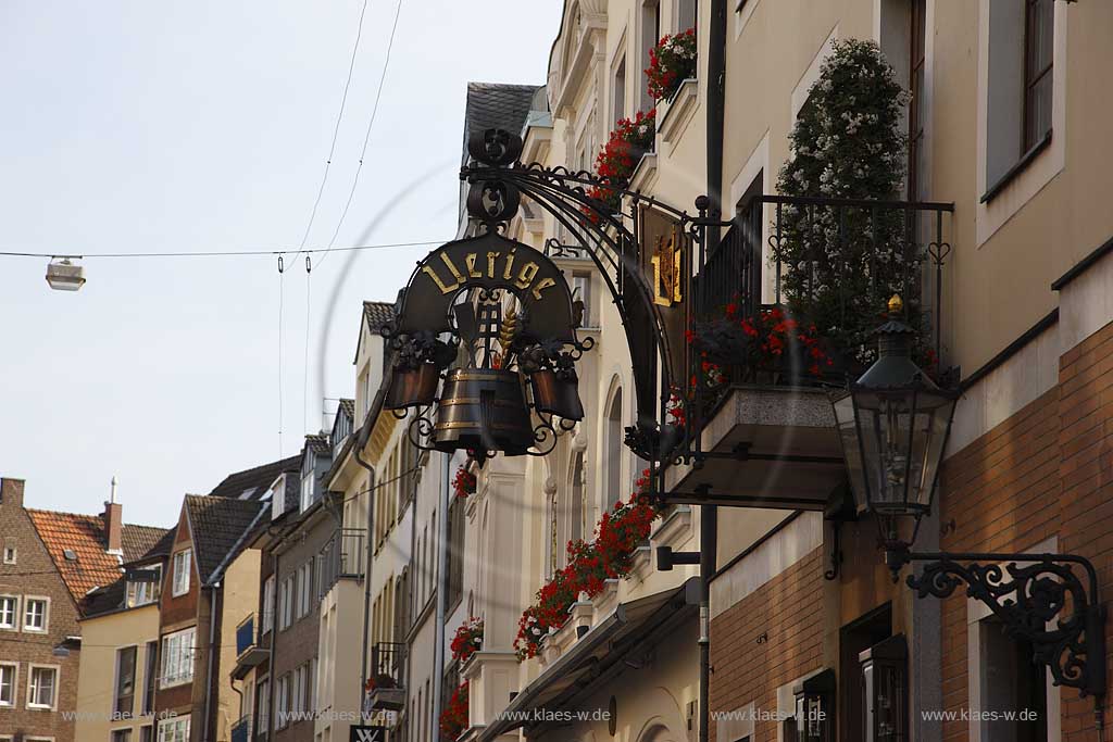 Blick auf das Aushaengeschild, Lockvogel der Brauerei, Kneipe, Gasthaus Uerige in Dsseldorf, Duesseldorf-Altstadt