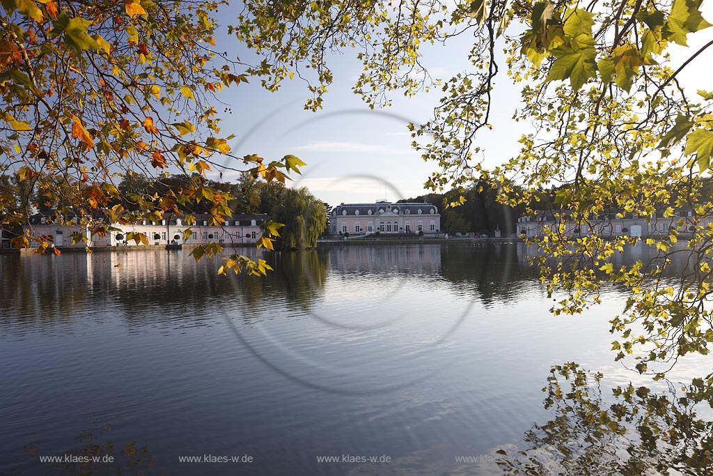 Duesseldorf-Benrath, Schloss Benrath mit Schlossteich in Herbststimmung mit Spiegelbild; Castle Benrath in autumn with mirror image