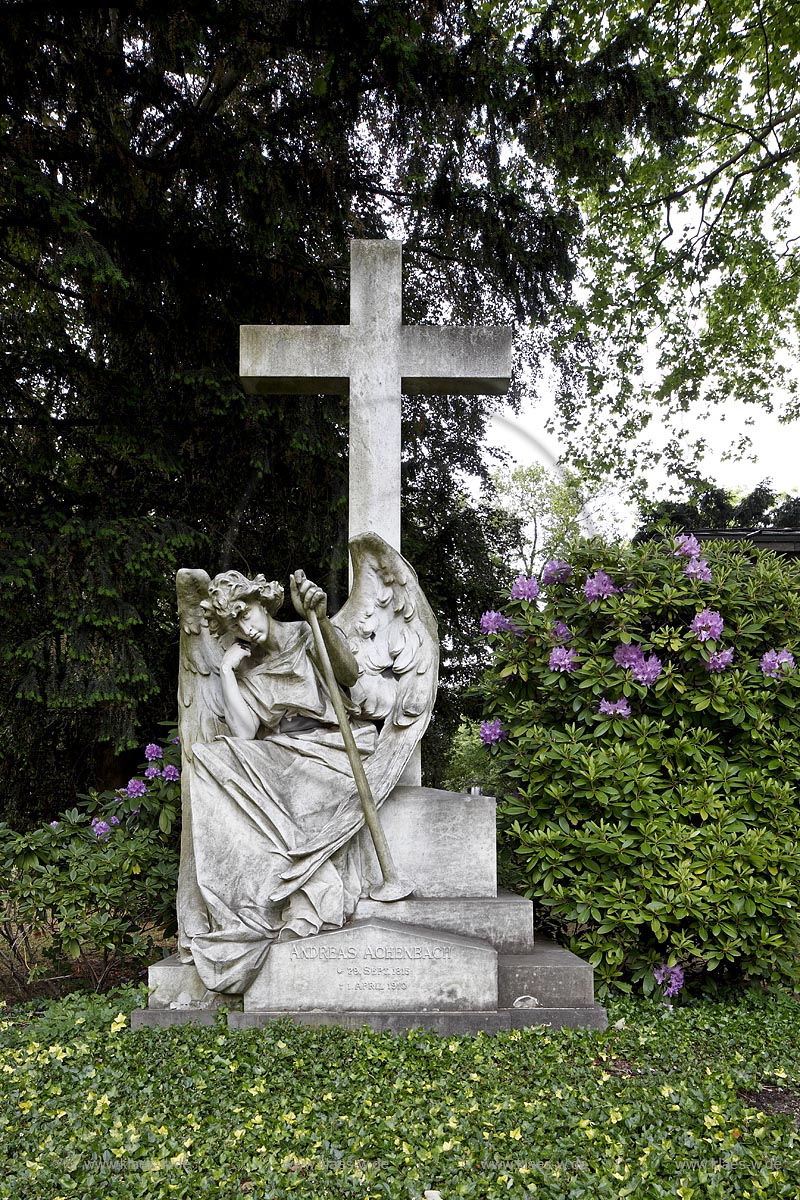 Duesseldorf Derendorf, Nordfriedhof, Grabmal von Andreas Achenbach (Andreas Achenbach (geboren am 29. September 1815 in Kassel;gestorben am 1. April 1910 in Dsseldorf war ein deutscher Landschaftsmaler der Romantik und der Bruder von Oswald Achenbach. Er wird der Dsseldorfer Malerschule zugerechnet); Duesseldorf Derendorf, north bone yard, tomb of Andreas Achenbach