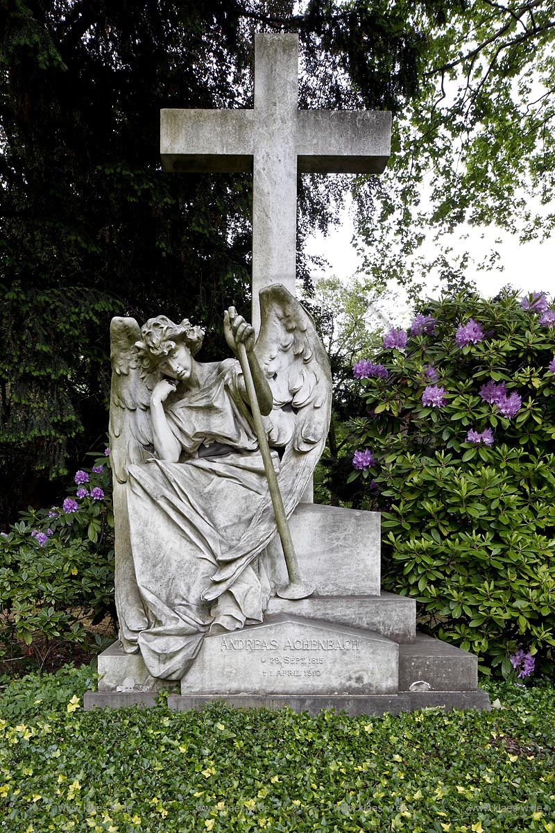 Duesseldorf Derendorf, Nordfriedhof, Grabmal von Andreas Achenbach (Andreas Achenbach (geboren am 29. September 1815 in Kassel;gestorben am 1. April 1910 in Dsseldorf war ein deutscher Landschaftsmaler der Romantik und der Bruder von Oswald Achenbach. Er wird der Dsseldorfer Malerschule zugerechnet); Duesseldorf Derendorf, north bone yard, tomb of Andreas Achenbach