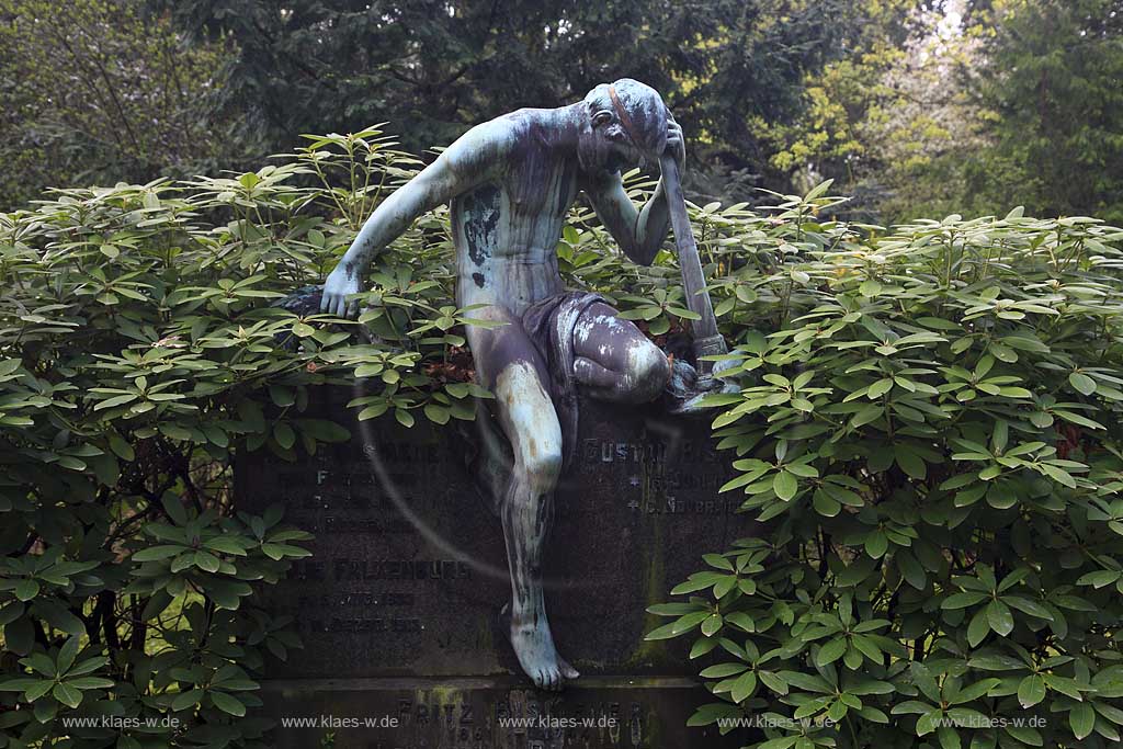 Duesseldorf Derendorf, Nordfriedhof, Skultuir trauernder Genius mit Fackel auf Grabstein sitzend; North cemetery, bereaved genius with flambeau, sitting on a gravestone